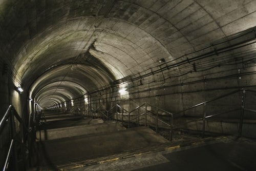ダンジョン感ある土合駅の下り階段（462段）の写真