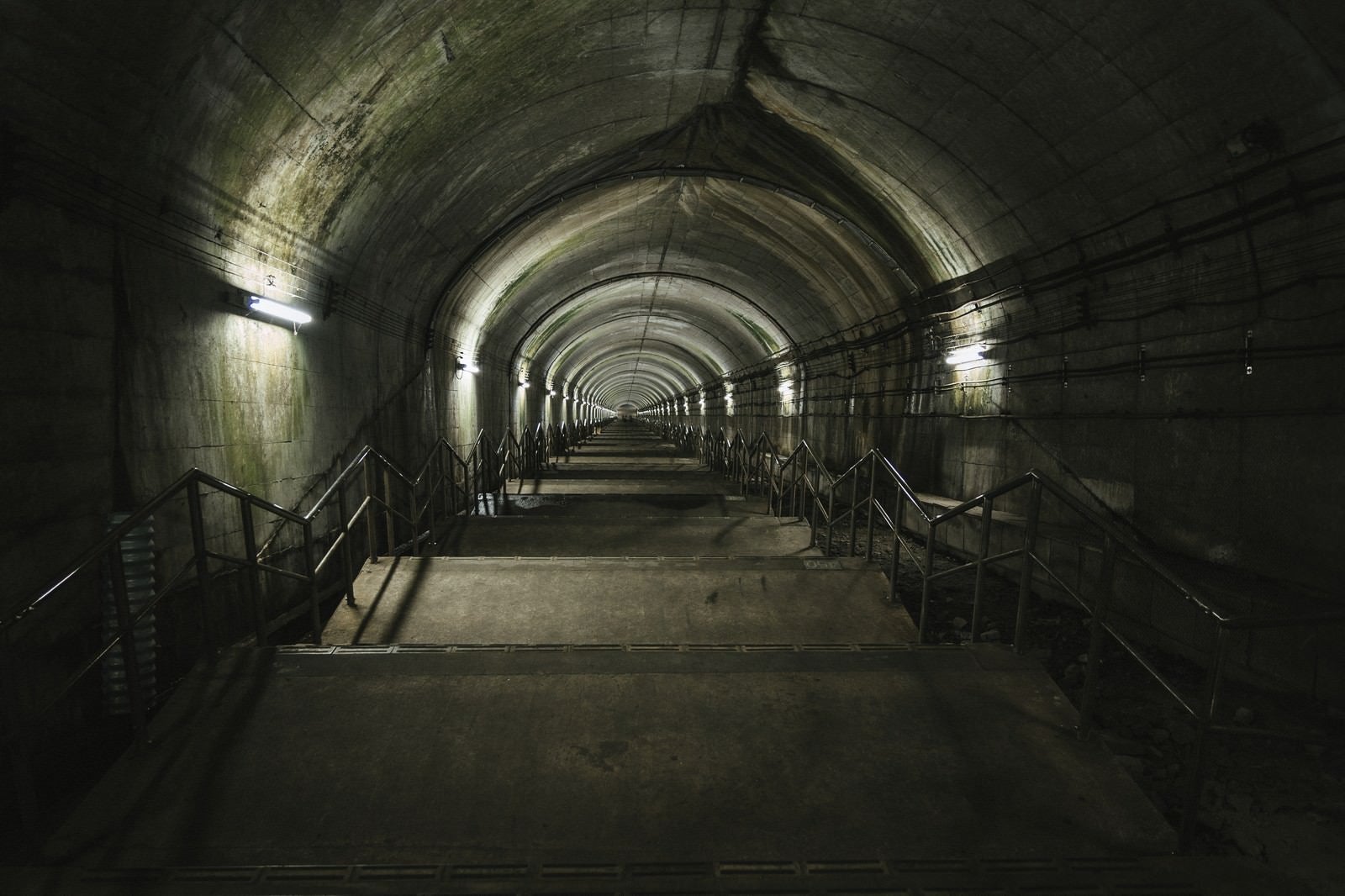 「下るのに10分以上かかると言われている土合駅の階段」の写真
