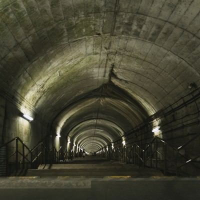JR上越線土合駅地下ホームに向かう階段の写真