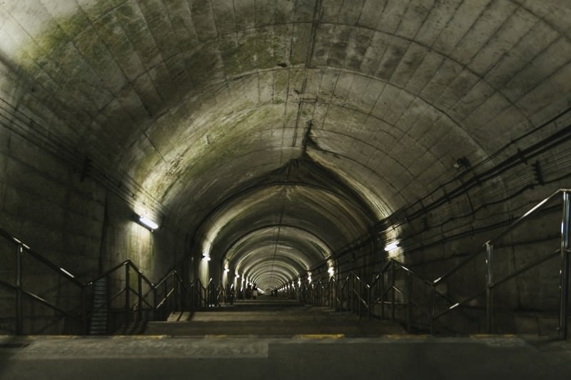 JR上越線土合駅地下ホームに向かう階段の写真