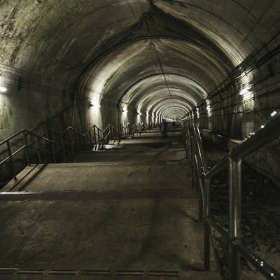 地下深くまで続くモグラ駅の階段の写真