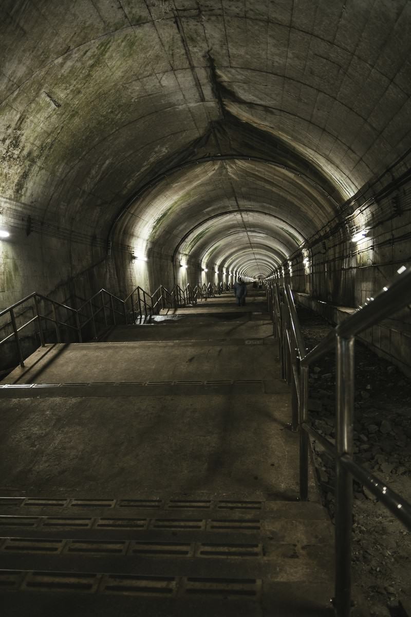 「地下深くまで続くモグラ駅の階段」の写真