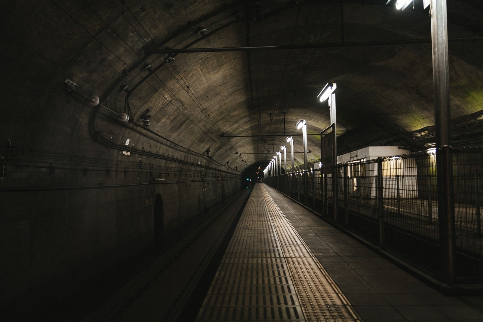「薄暗い土合駅地下ホーム」の写真