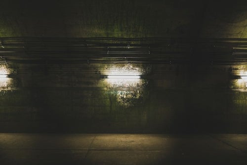地下へと繋がる通路の電灯（土合駅）の写真