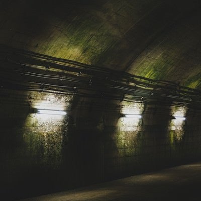 まるで地下要塞にいるような電灯と汚れた壁面（土合駅）の写真