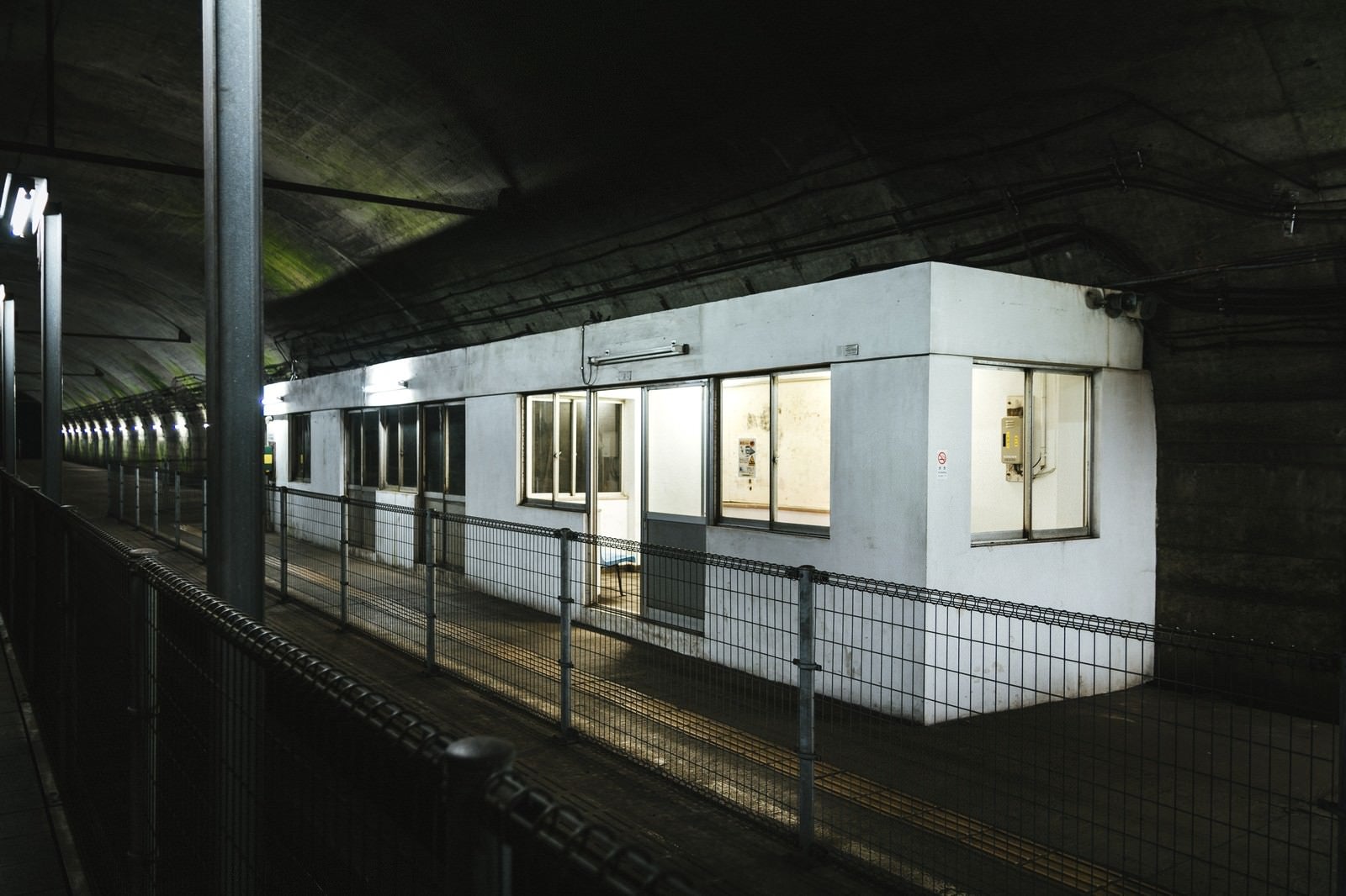 「土合駅地下ホーム待合室」の写真
