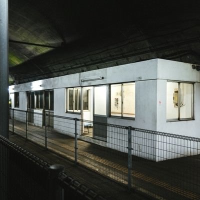 土合駅地下ホーム待合室の写真