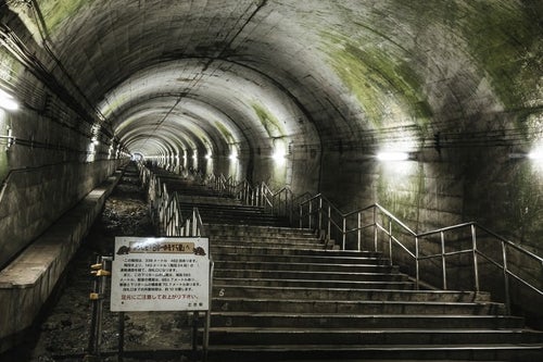一直線に伸びる462段の階段（土合駅）の写真