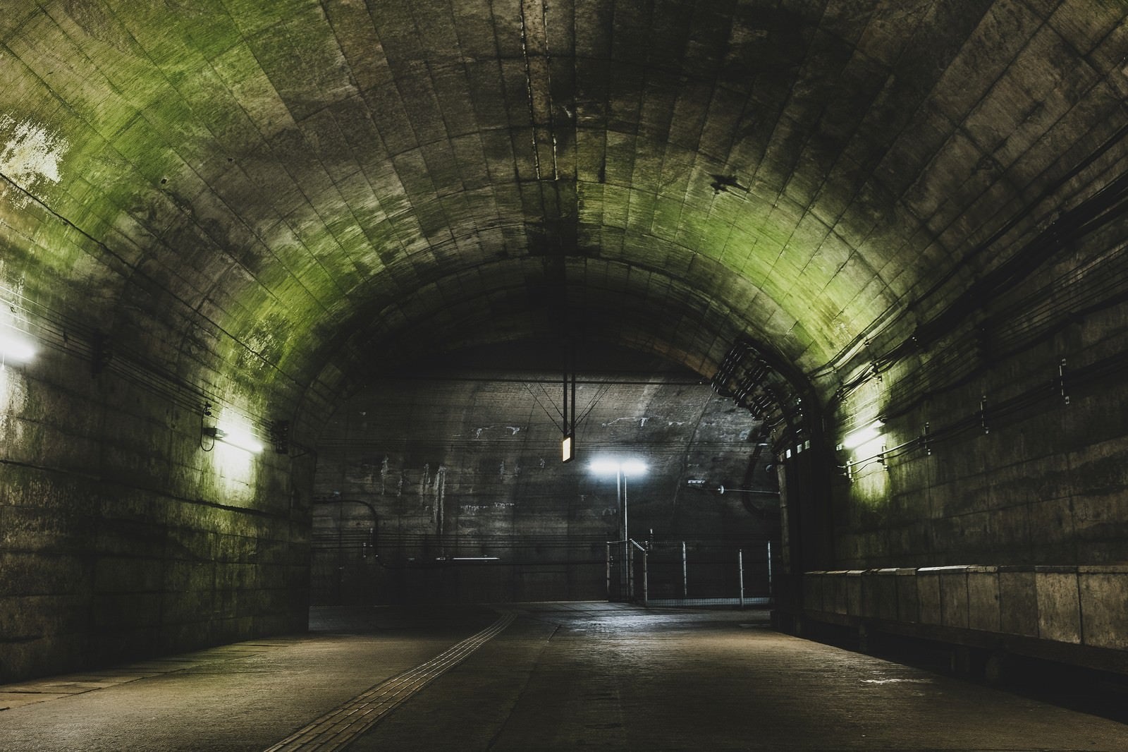 「トンネルを抜けた先にある土合駅地下ホーム」の写真