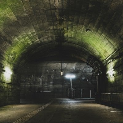 トンネルを抜けた先にある土合駅地下ホームの写真