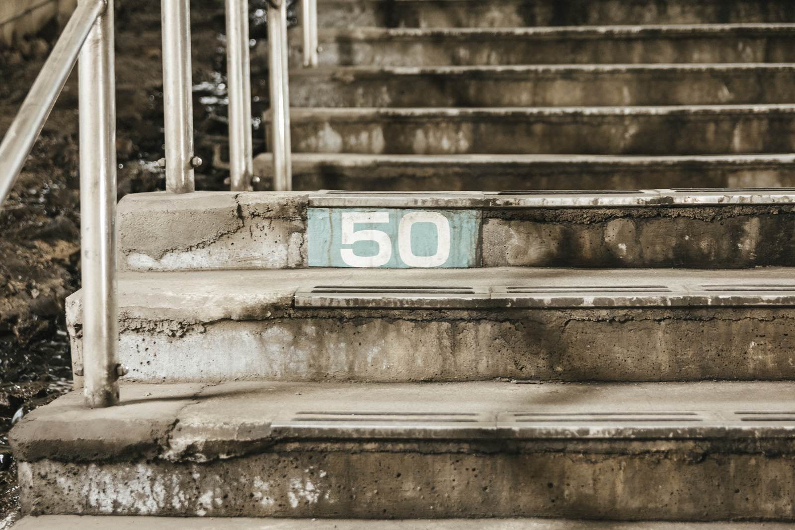 「土合駅階段横にある50段目のしるし」の写真