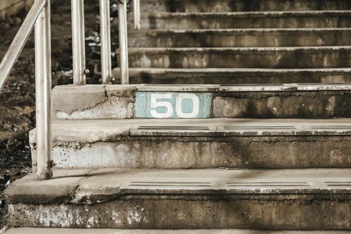 土合駅階段横にある50段目のしるしの写真