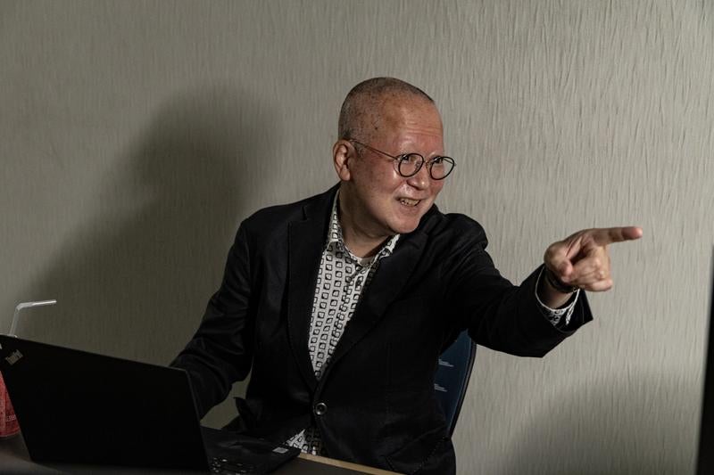 指を差して嘲笑うおじさんの写真