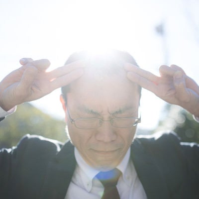 技を借りるぜぇっ！！太陽光を頭頂部で反射する男性の写真