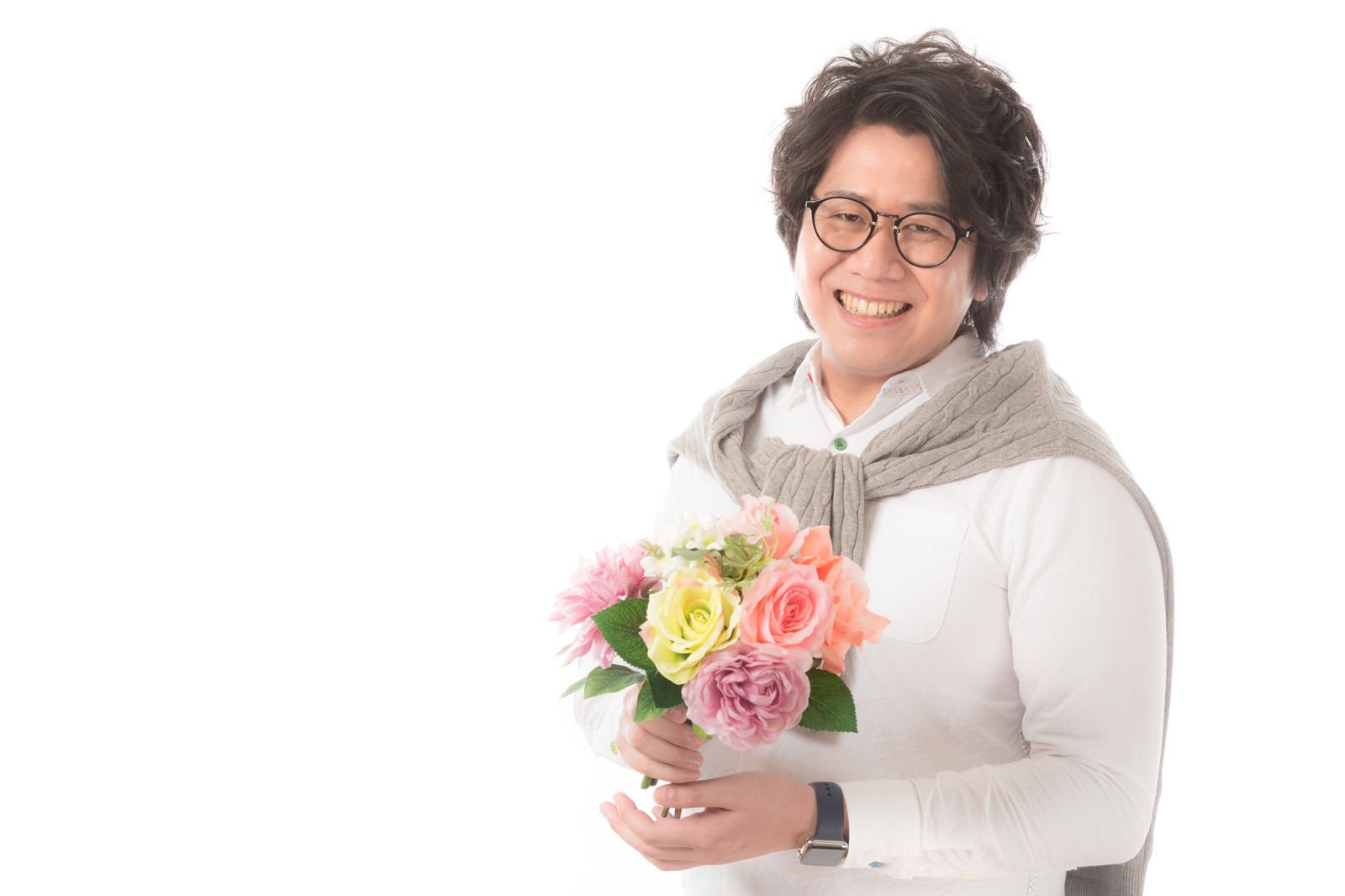 「母の日に花をプレゼントする大手広告代理店勤務」の写真［モデル：あまのじゃく］