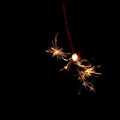 パチパチと弾ける線香花火の写真