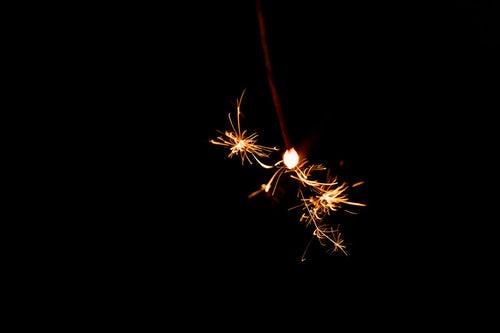 パチパチと弾ける線香花火の写真