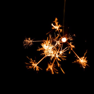 線香花火の儚い火花の写真