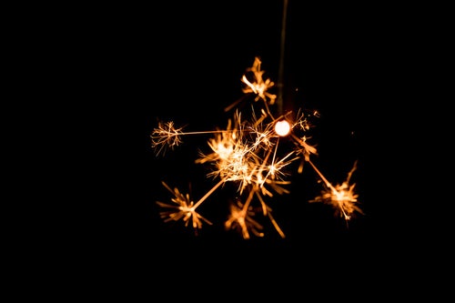 線香花火の儚い火花の写真