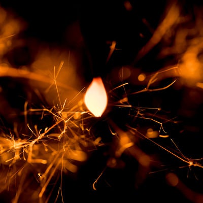 線香花火の火花を接写の写真