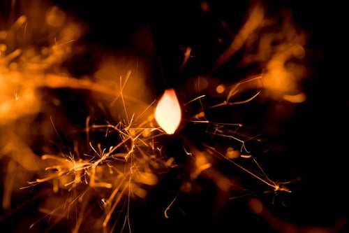 線香花火の火花を接写の写真