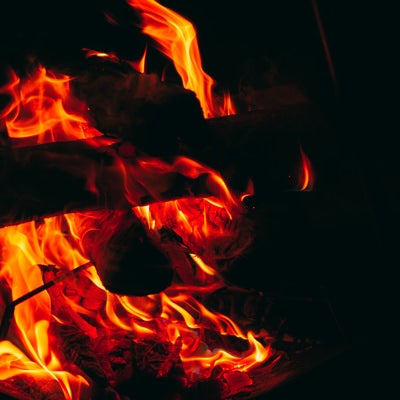 薪と炎の写真