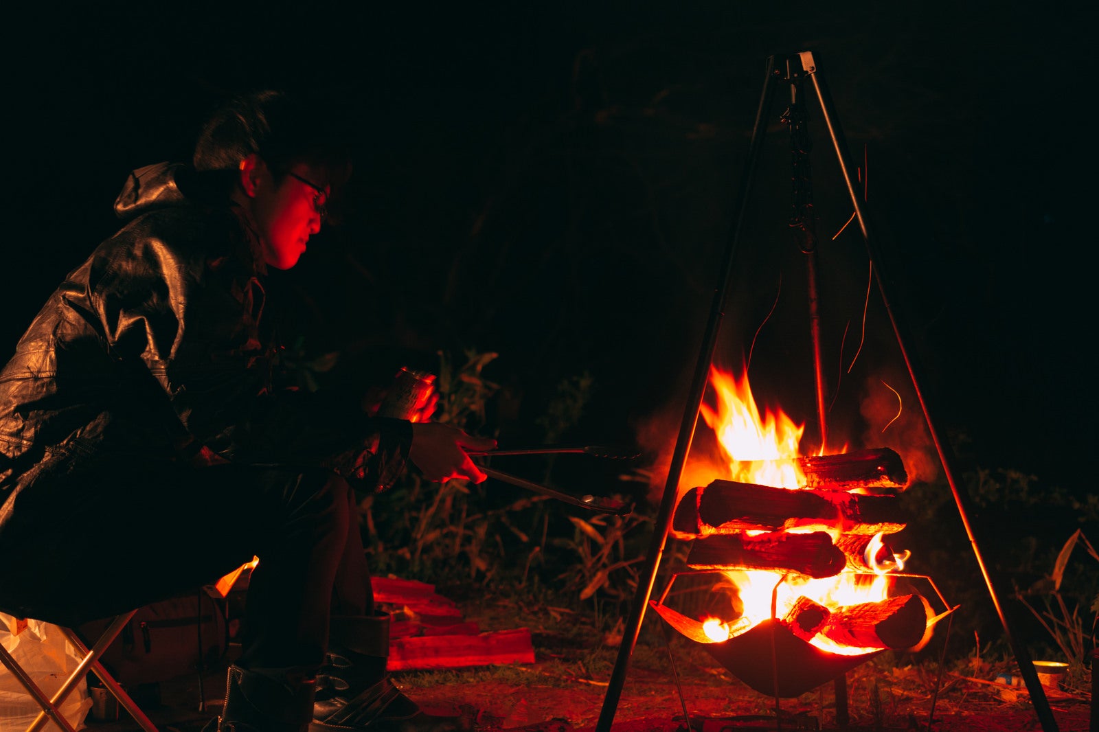 「深夜にソロキャンで焚き火」の写真［モデル：花和瞭］