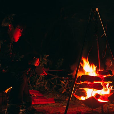 深夜にソロキャンで焚き火の写真