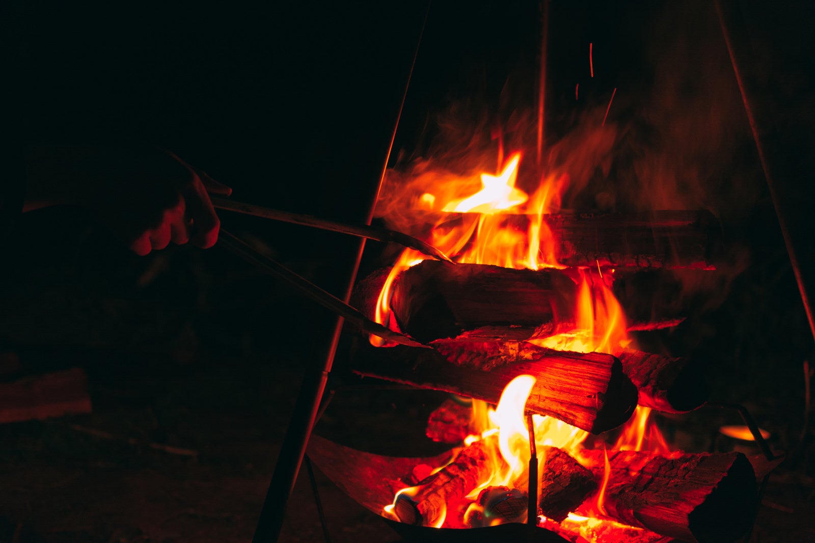 「キャンプで焚き火の様子」の写真