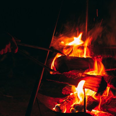 キャンプで焚き火の様子の写真