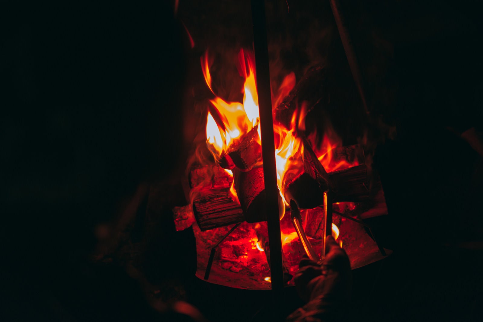 「薪を入れて焚き火」の写真