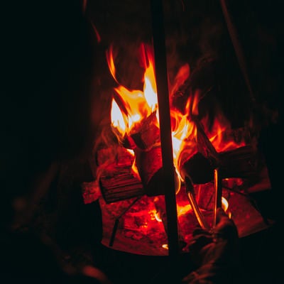薪を入れて焚き火の写真