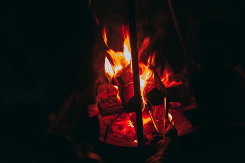 薪を入れて焚き火の写真