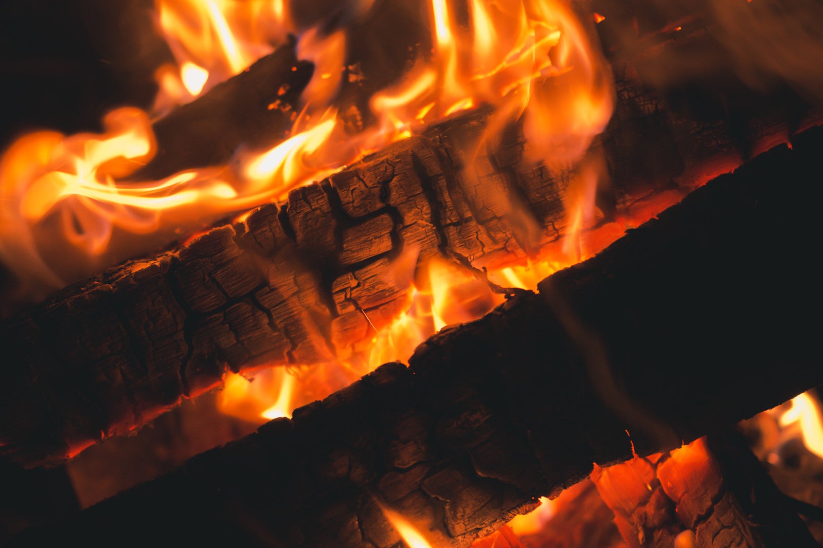 「薪がよく燃える様子」の写真