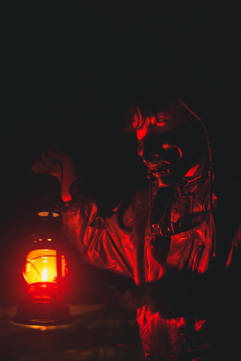 「闇の中、ランタンを持って徘徊する野盗」の写真［モデル：花和瞭］