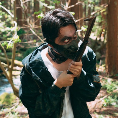 刃物を舐めるように見つめる山賊の写真