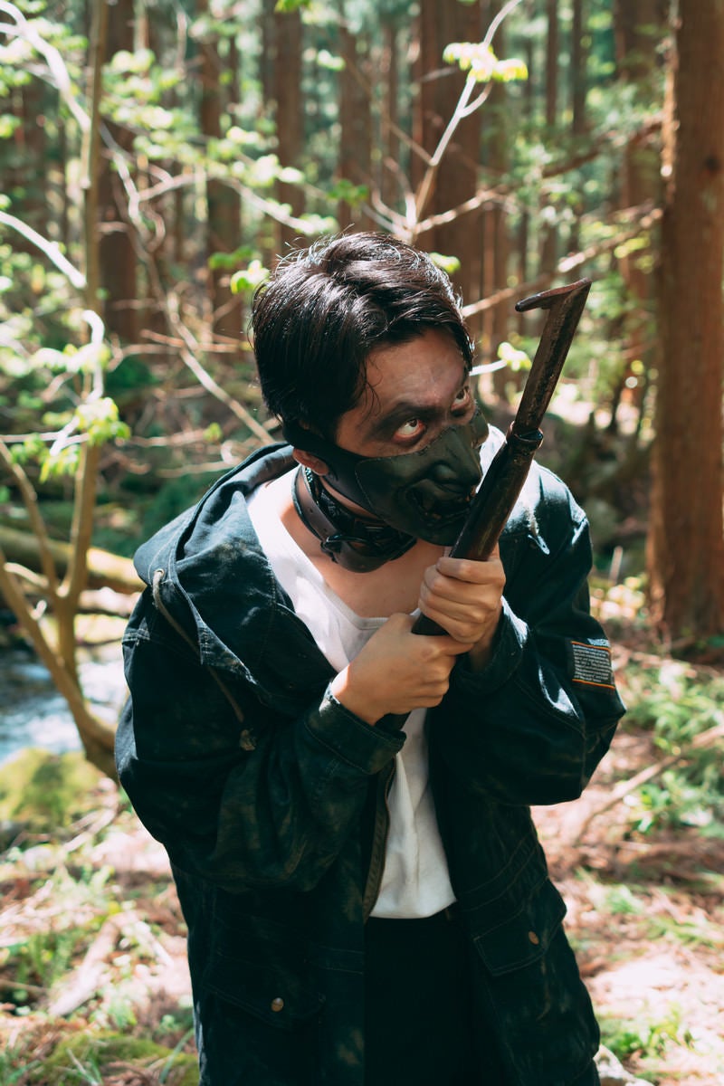 刃物を舐めるように見つめる山賊の写真