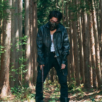 山道に立ち塞がる山賊の写真