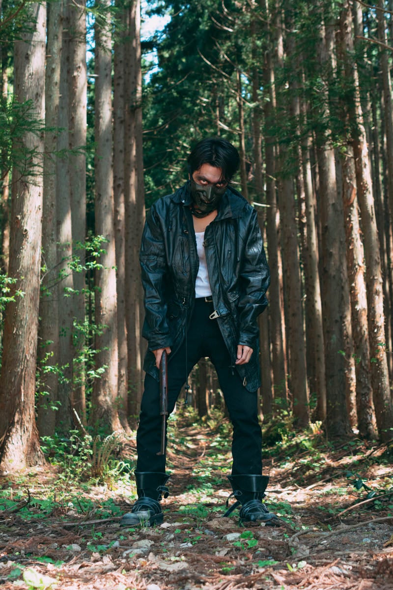 「山道に立ち塞がる山賊」の写真［モデル：花和瞭］