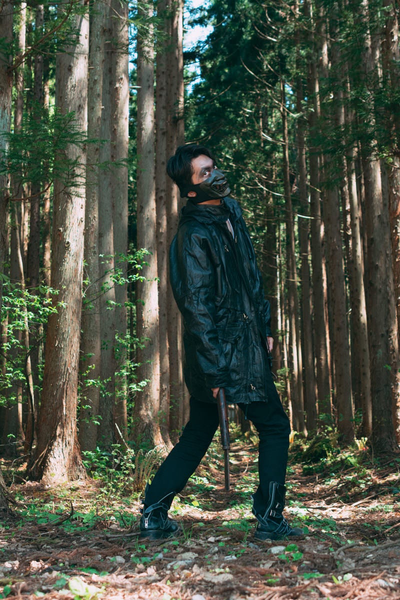 「山道で出くわした山賊」の写真［モデル：花和瞭］