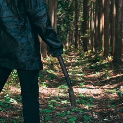 待ち伏せする不審者の持つ鎌の写真