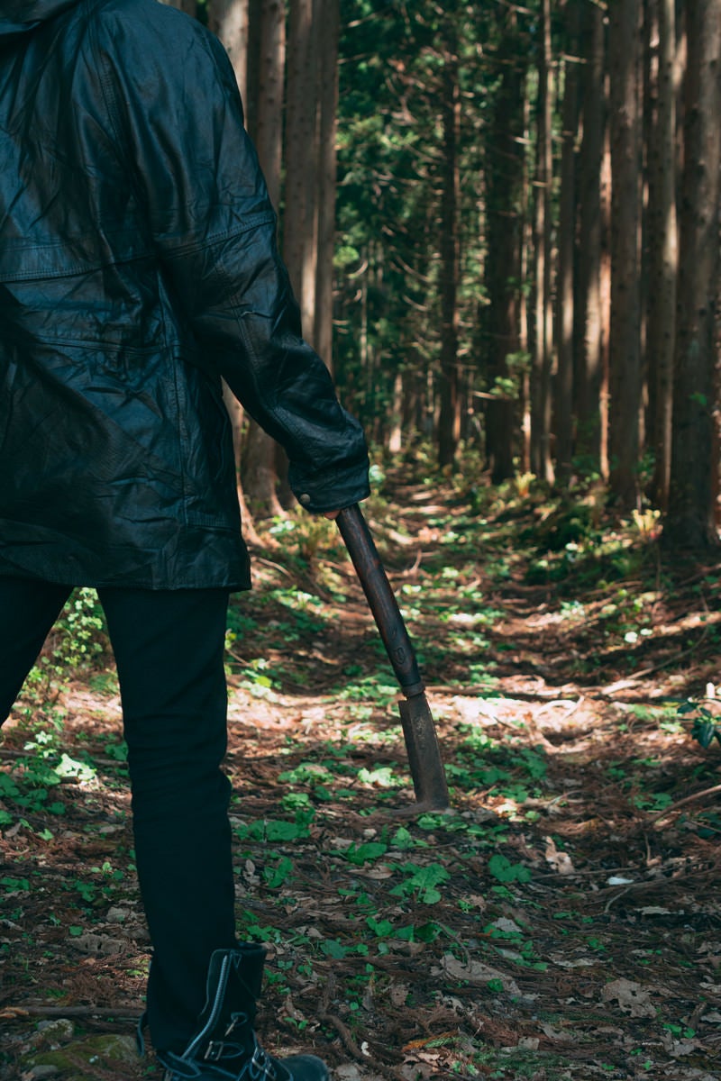 「待ち伏せする不審者の持つ鎌」の写真［モデル：花和瞭］