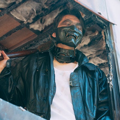 黒いデビルマスクと革ジャケットを着た男性の写真