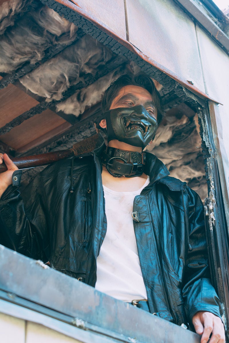 黒いデビルマスクと革ジャケットを着た男性の写真