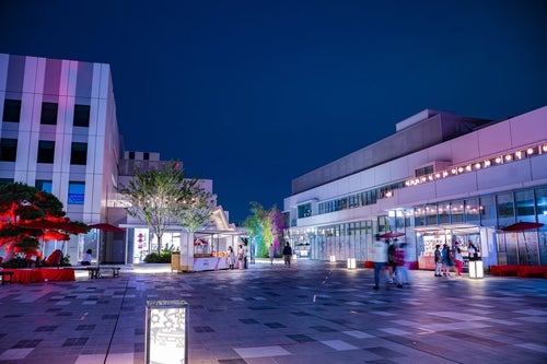 夜間の羽田イノベーションシティの写真