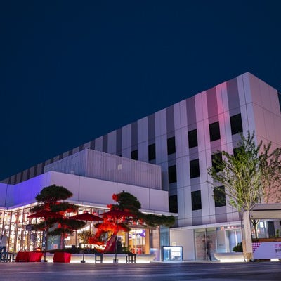 夜の大規模総合施設の外観（羽田イノベーションシティ）の写真