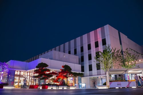 夜の大規模総合施設の外観（羽田イノベーションシティ）の写真