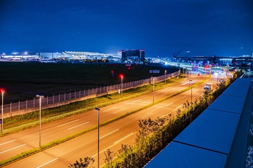 遠景の羽田空港と羽田イノベーションシティ（夜間）の写真