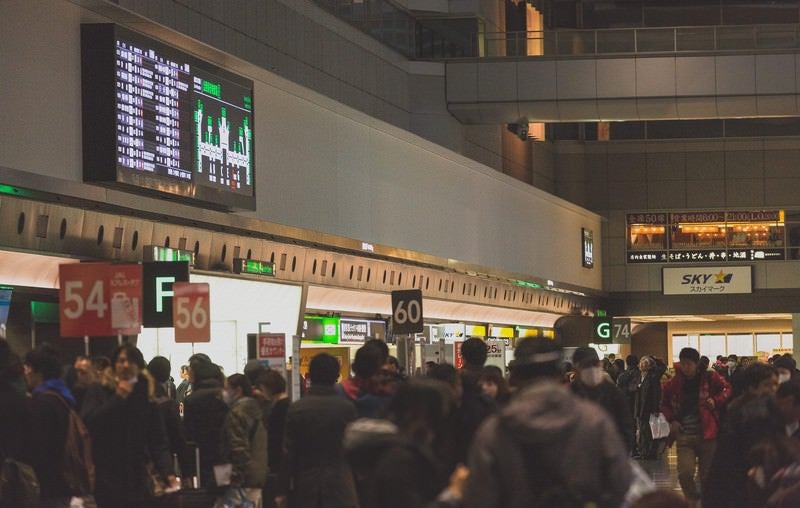 混雑する羽田空港の写真