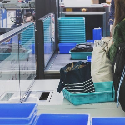 空港の手荷物検査の写真